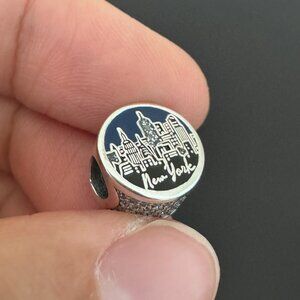 Pandora NEW YORK CITY that won't sleep Exclusive Charm